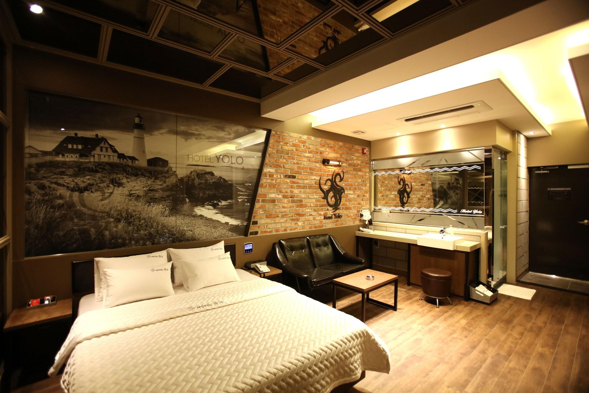 Hotel Yolo 8/53