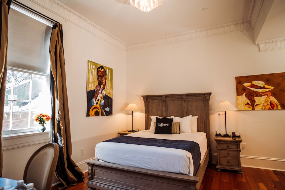 Royal Frenchmen Hotel And Bar 24/72