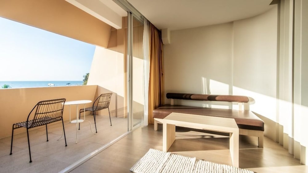 Bangsaen Villa Hotel 28/48