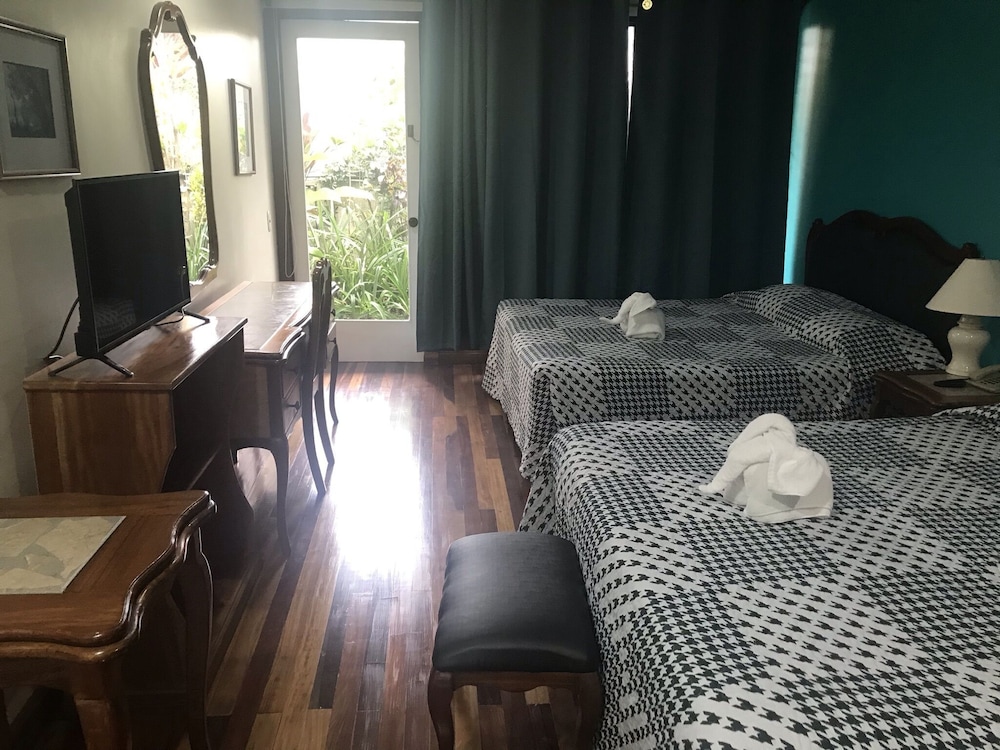 SUPERIOR, SINGLE, 2 QUEEN BEDS, GARDEN VIEW, PATIO