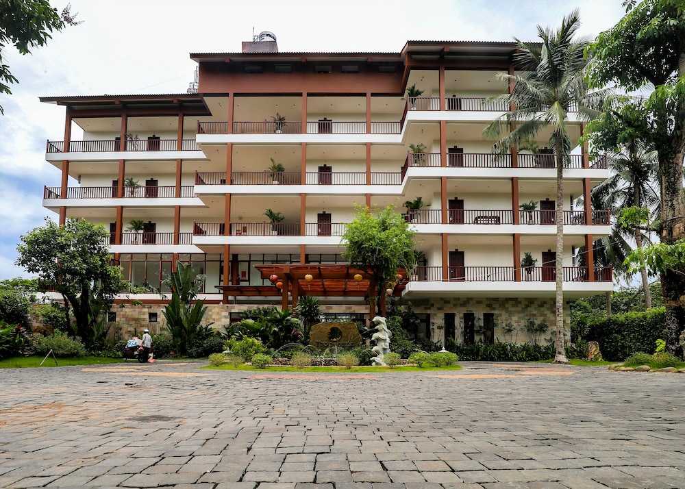 Tropicana Resort 6/74