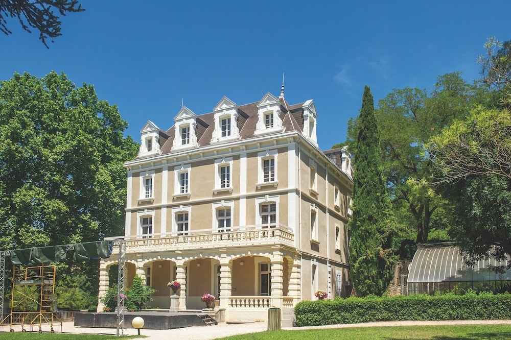 Club Domaine de Chateau Laval 1/49