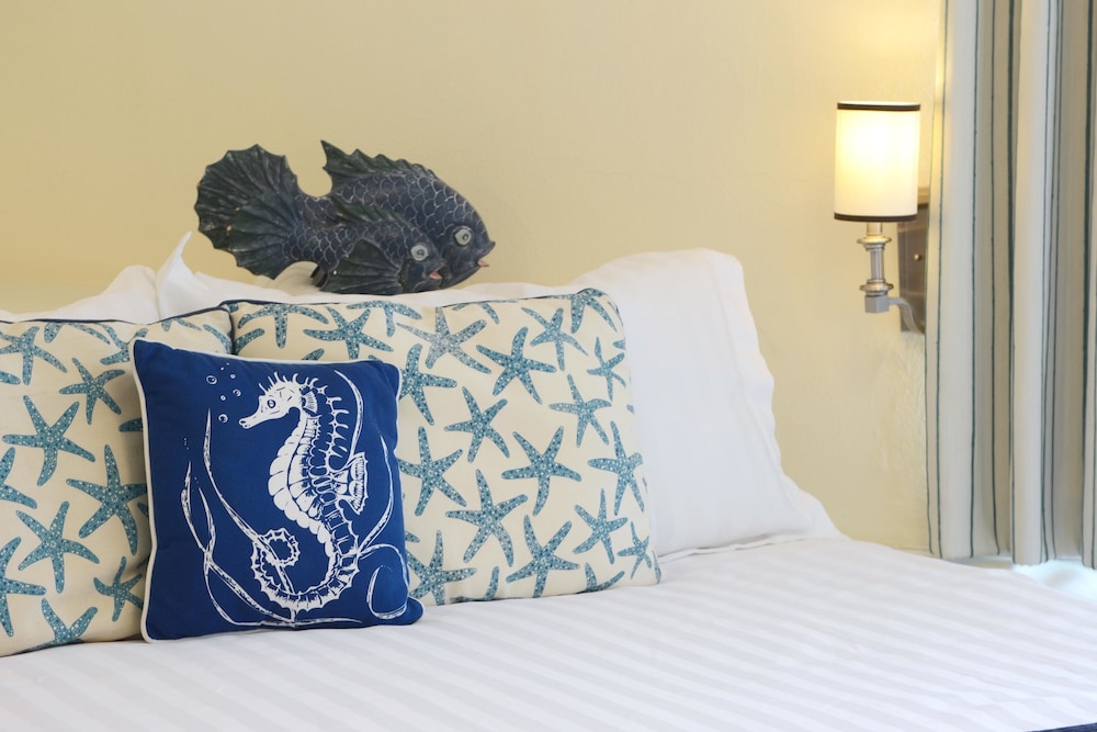 Sandyport Beaches Resort 26/77