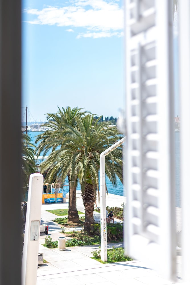 Riva Luxury Suites 3/50