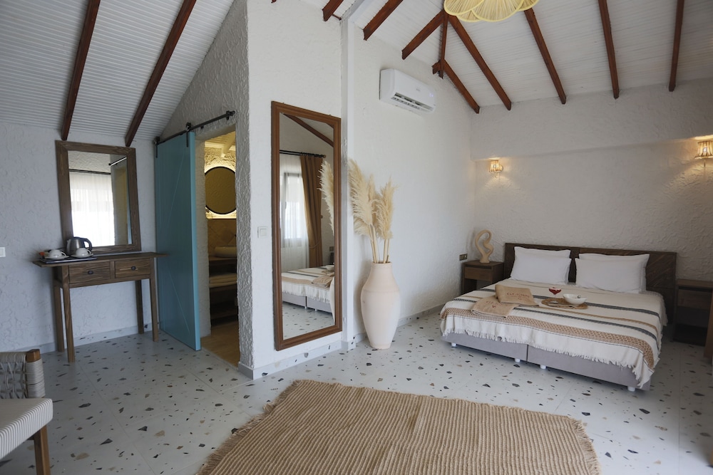 Glenn Hotel Beach 12/50
