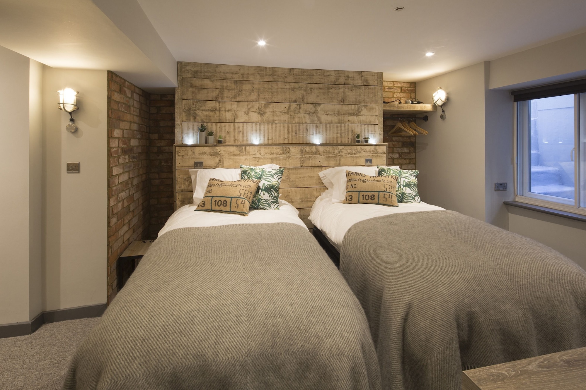 suite, courtyard view, One Broad Street 3/7