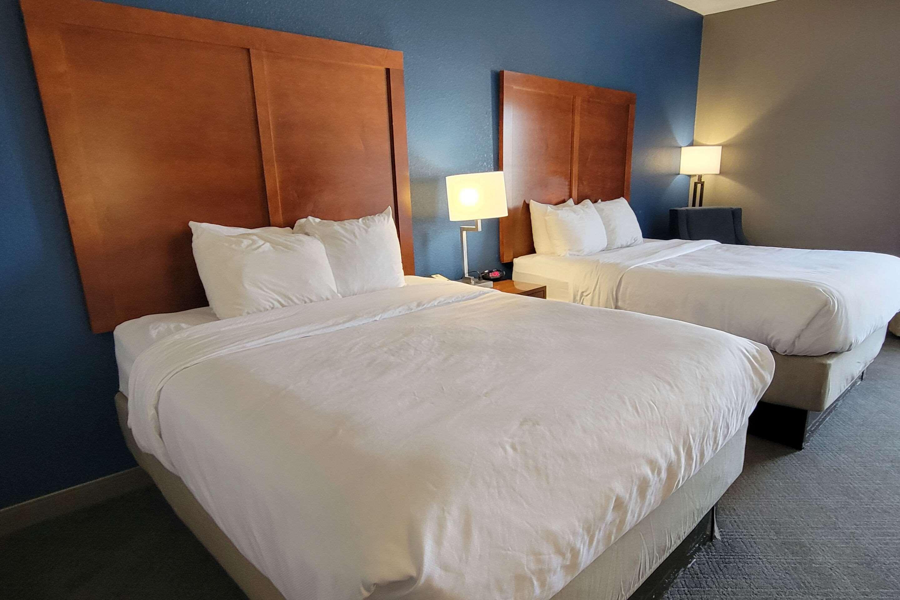 Room, 1 King and 2 Queen Beds