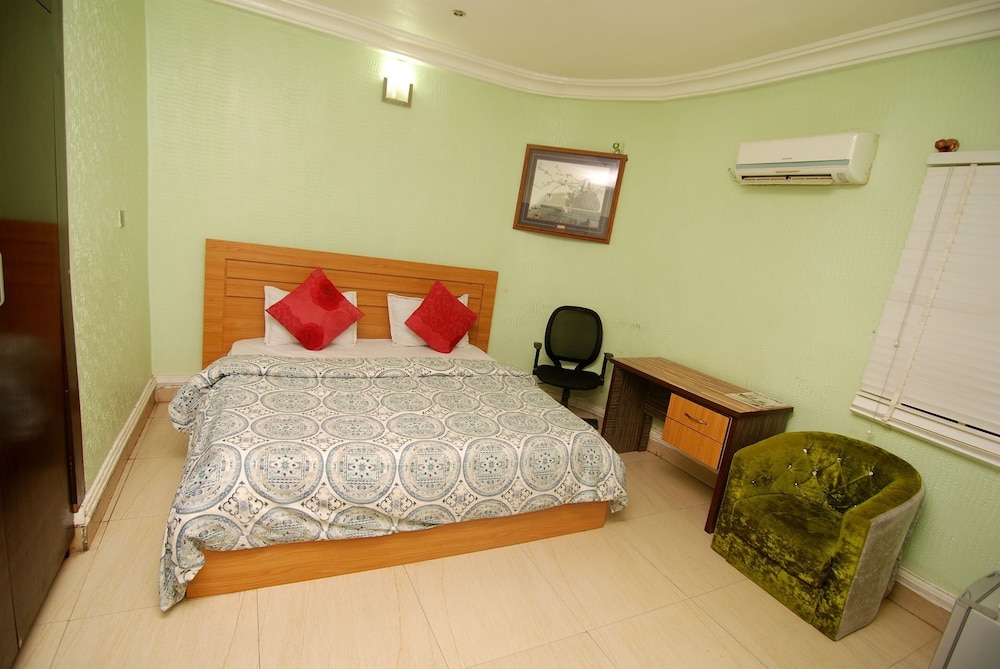 Nest Suite & Spa 6/23