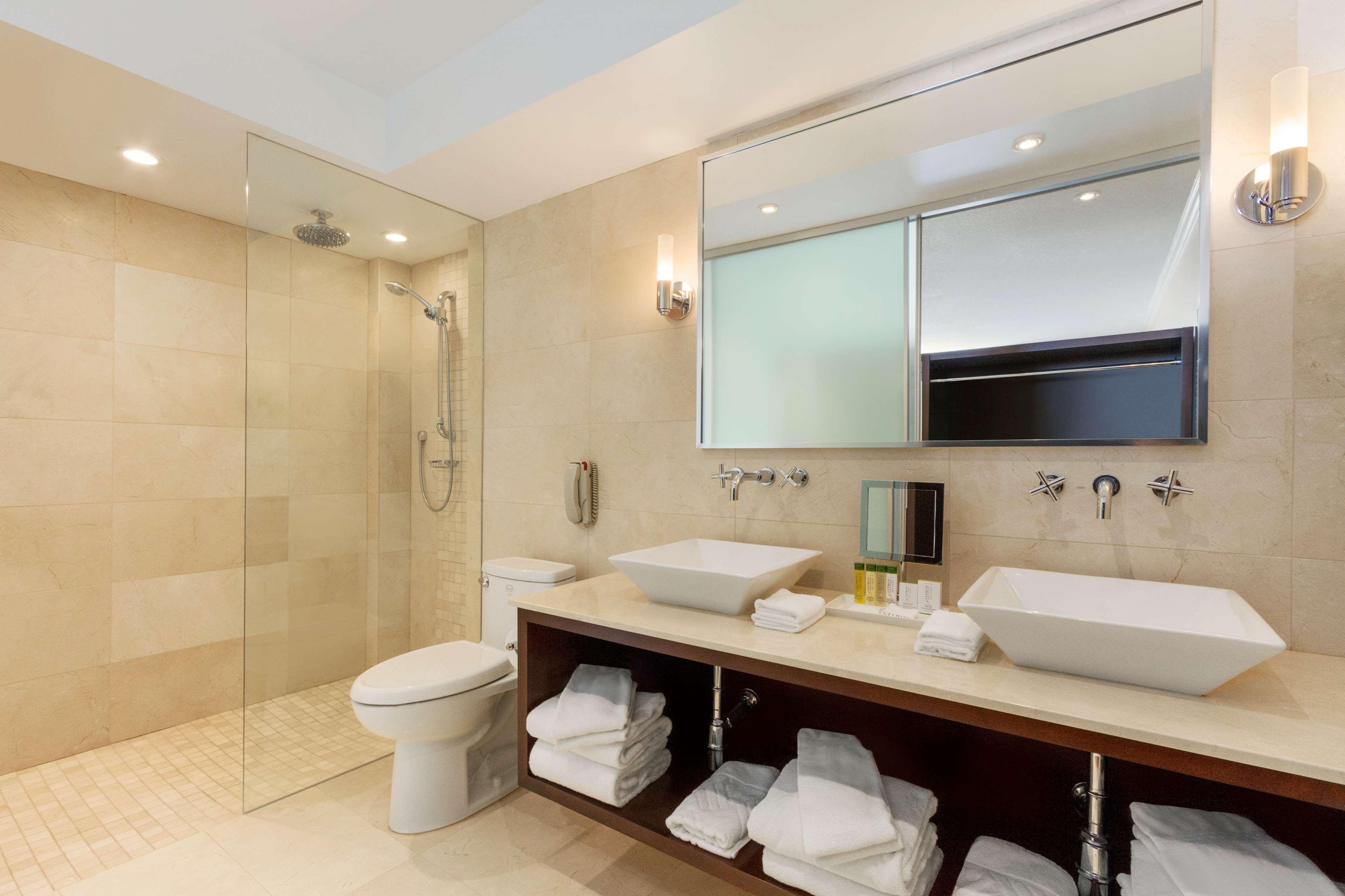 JUNIOR SUITE, KING BED, SOFA, KITCHEN