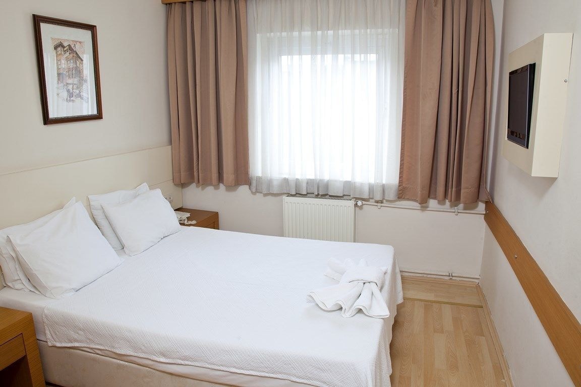 ROOM, SINGLE