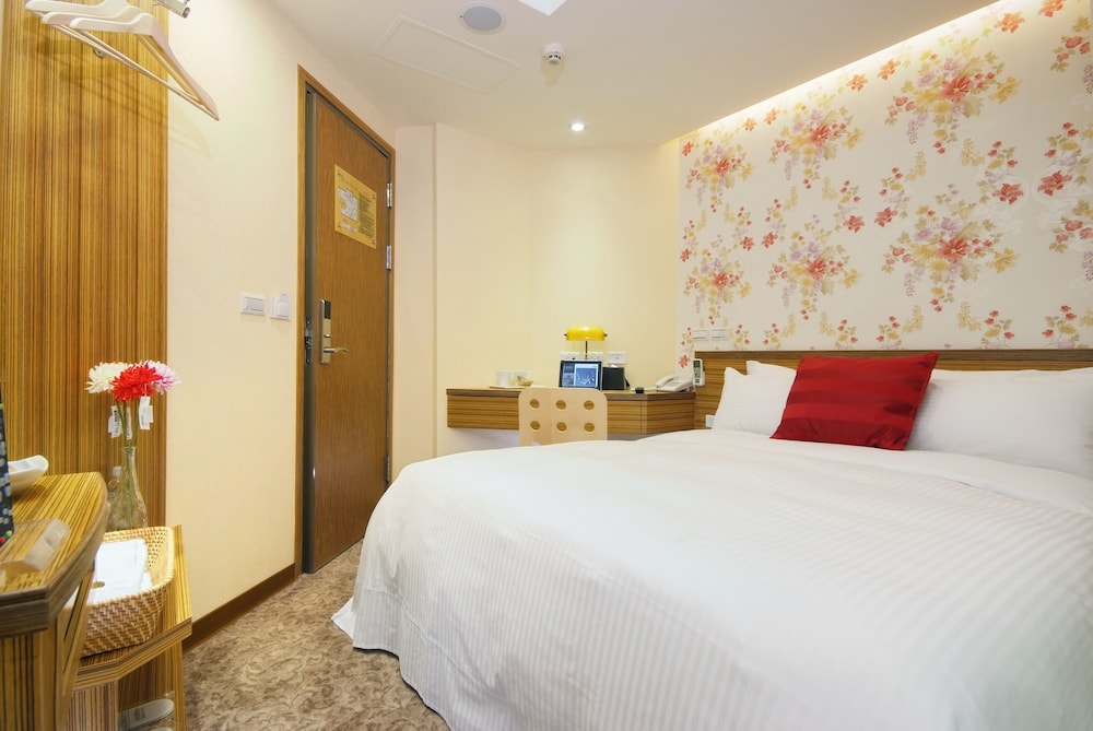Golden Hotel 19/45