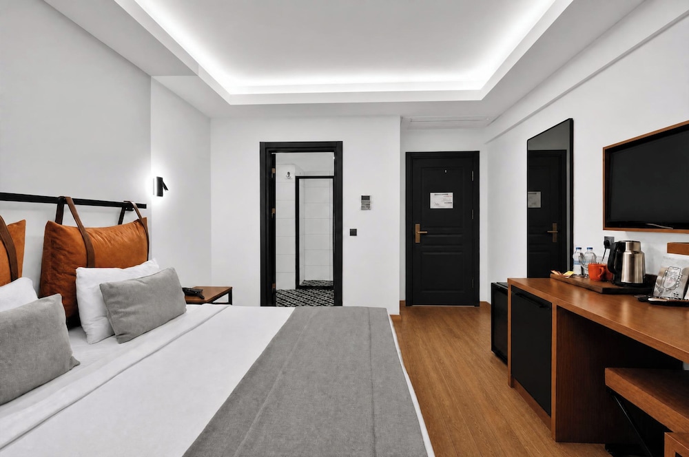 Economy, Queen Bed, No Window