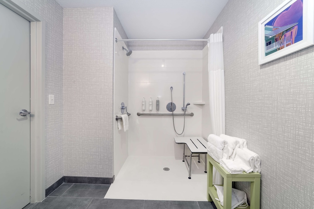 Holiday Inn Express Hotel and Suites Port Charlotte 33/34