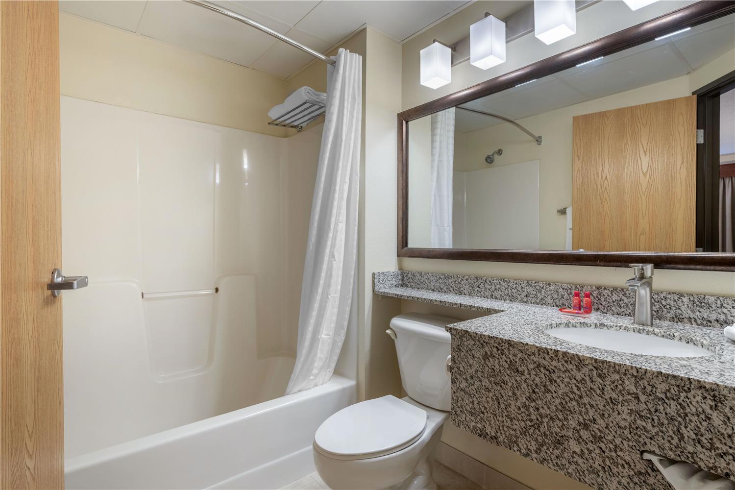 غرفة بسرير كوين مع أريكة، SureStay Plus Hotel by Best Western Litchfield 3/3