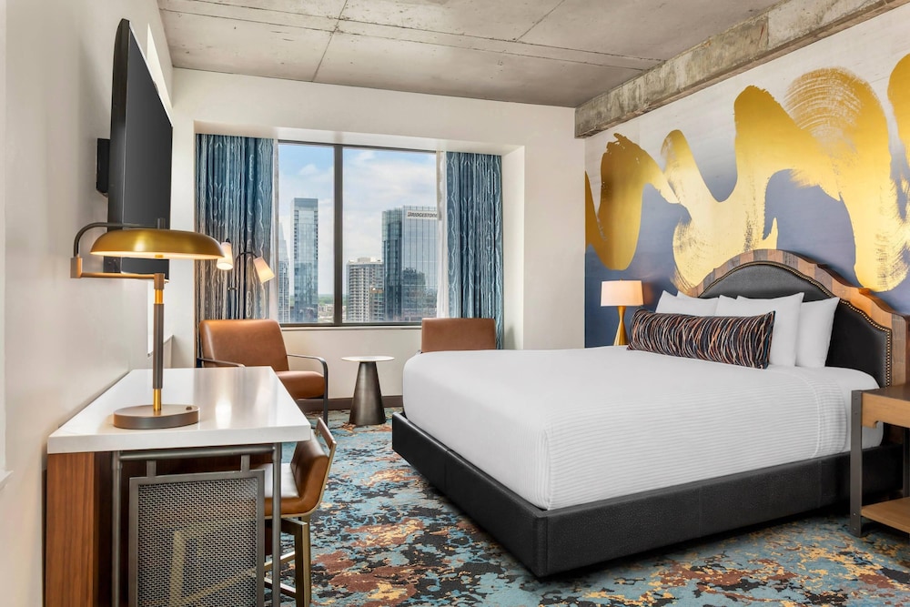 Deluxe, King Bed, City View, Corner