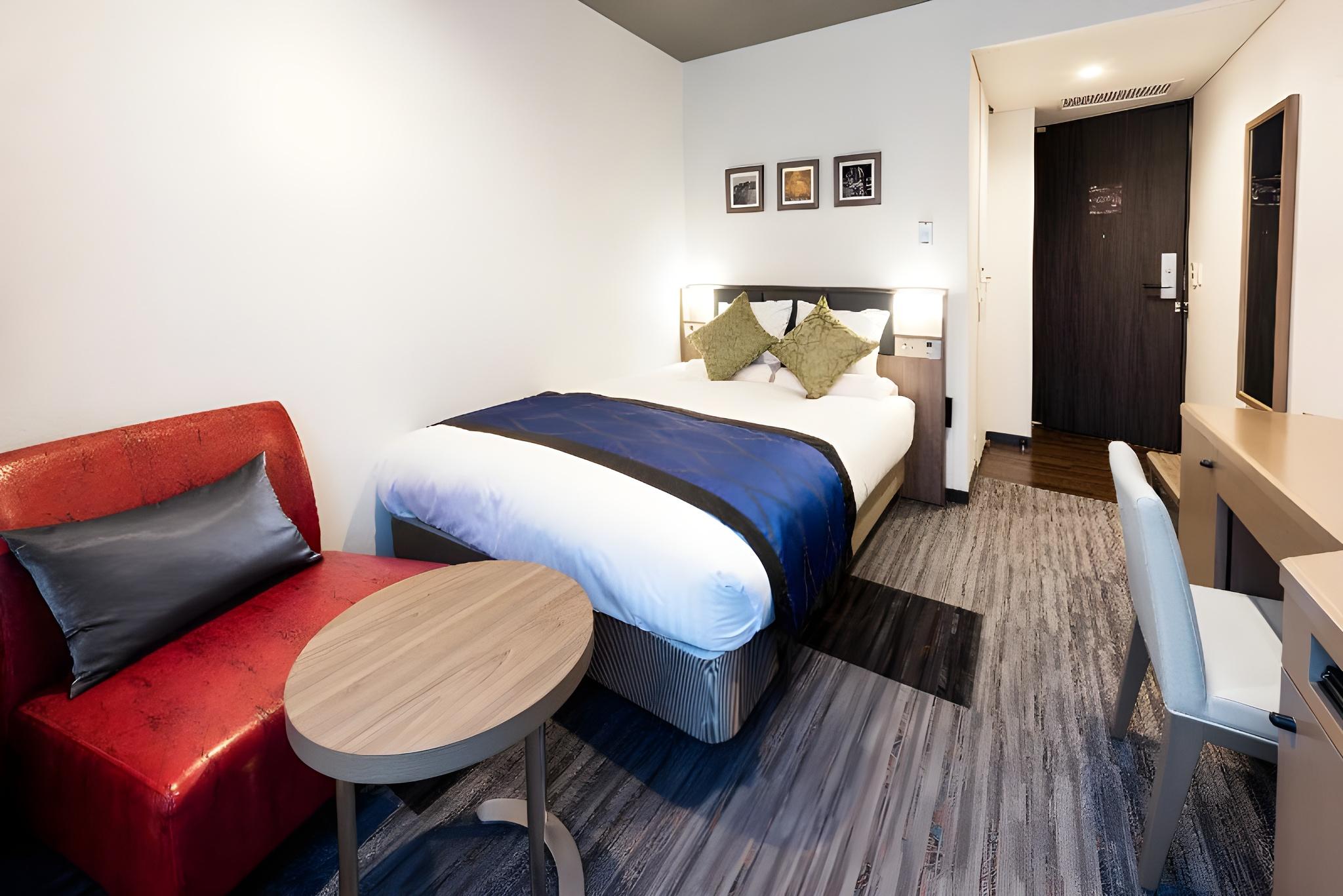 غرفة بسرير مزدوج
