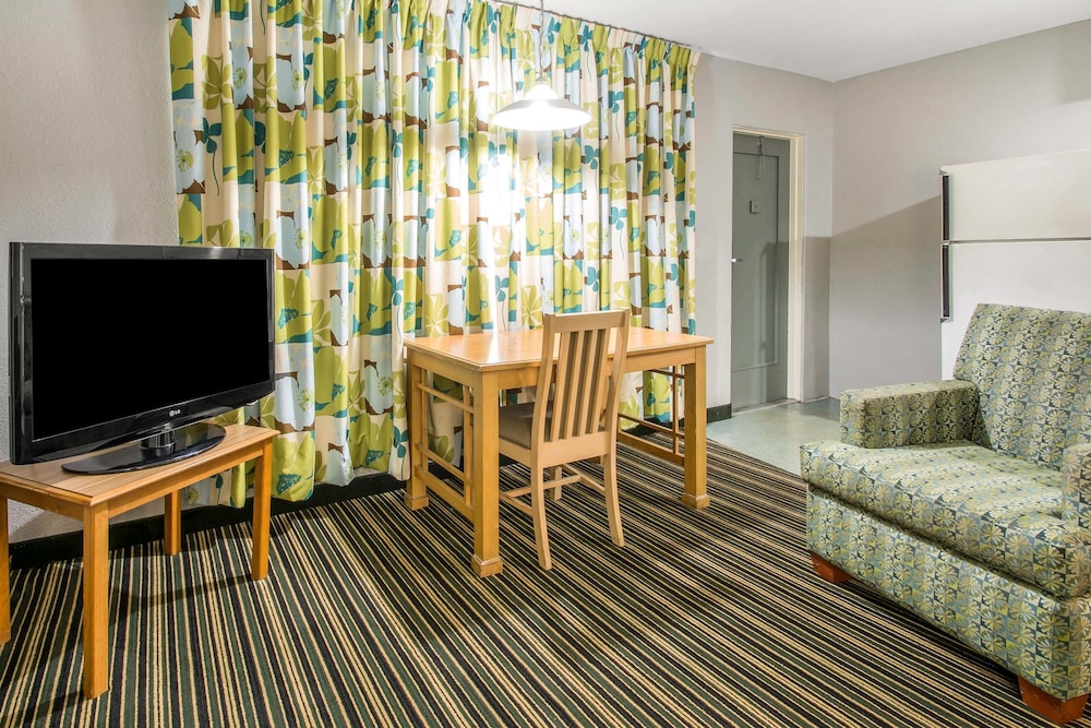 Rodeway Inn & Suites Winter Haven Chain of Lakes 23/35