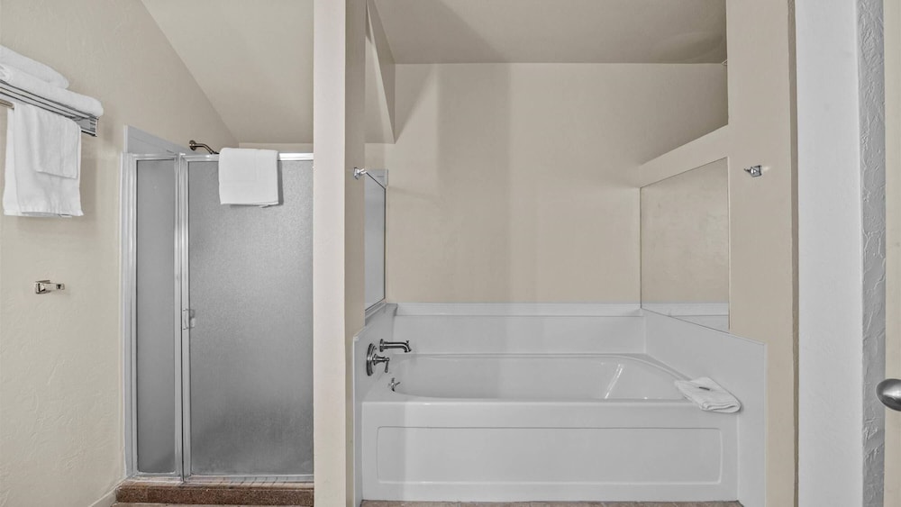 Red Arrow Inn & Suites, a Travelodge by Wyndham 21/22