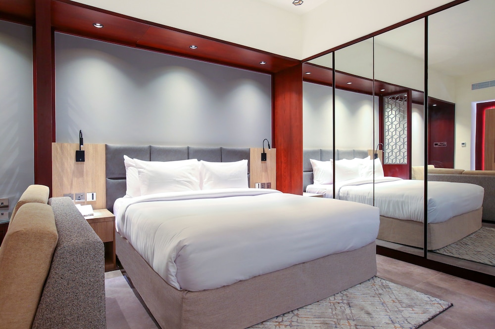 STUDIO, SUITE, KING BED