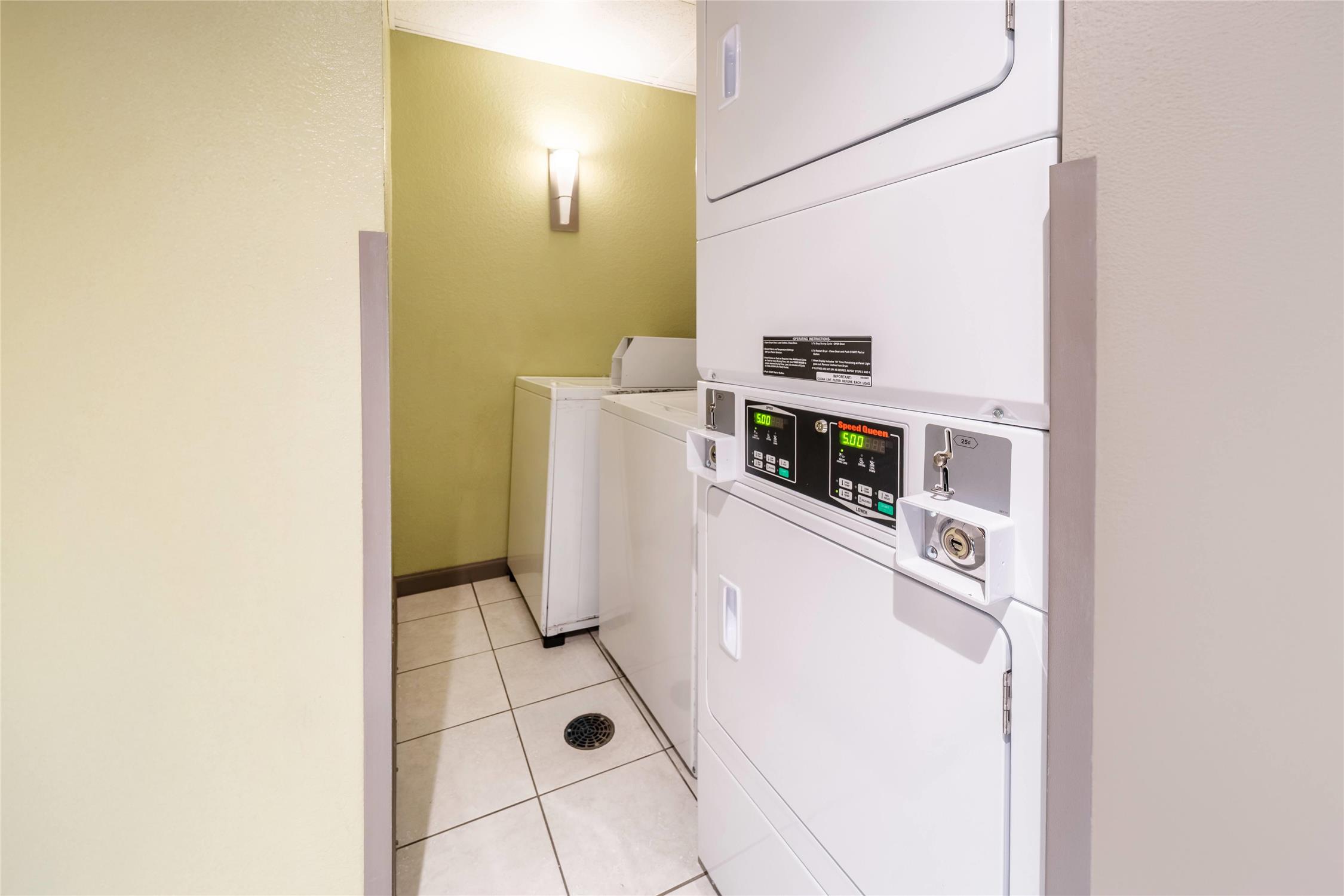 Days Inn Suites By Wyndham Fort Myers Near Jetblue Park 43/43