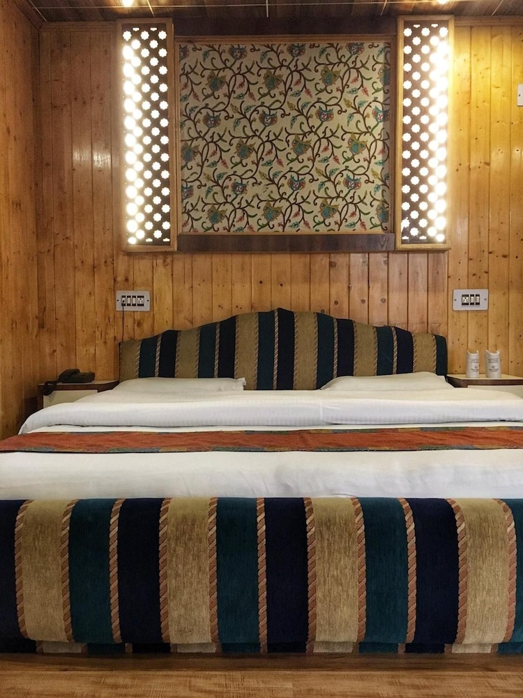 Walisons Hotel 3/41