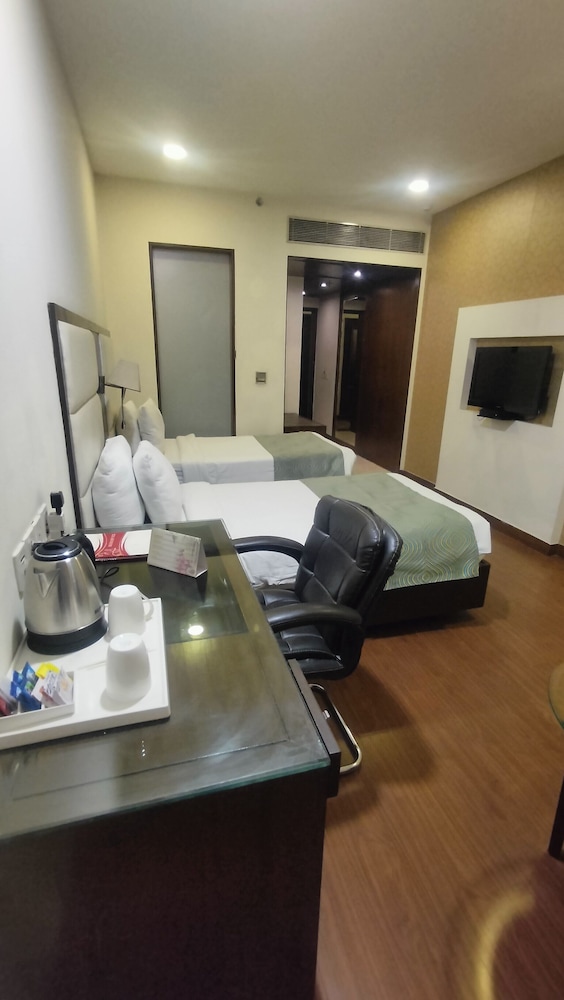 DS Clarks Inn Gurgaon 34/42