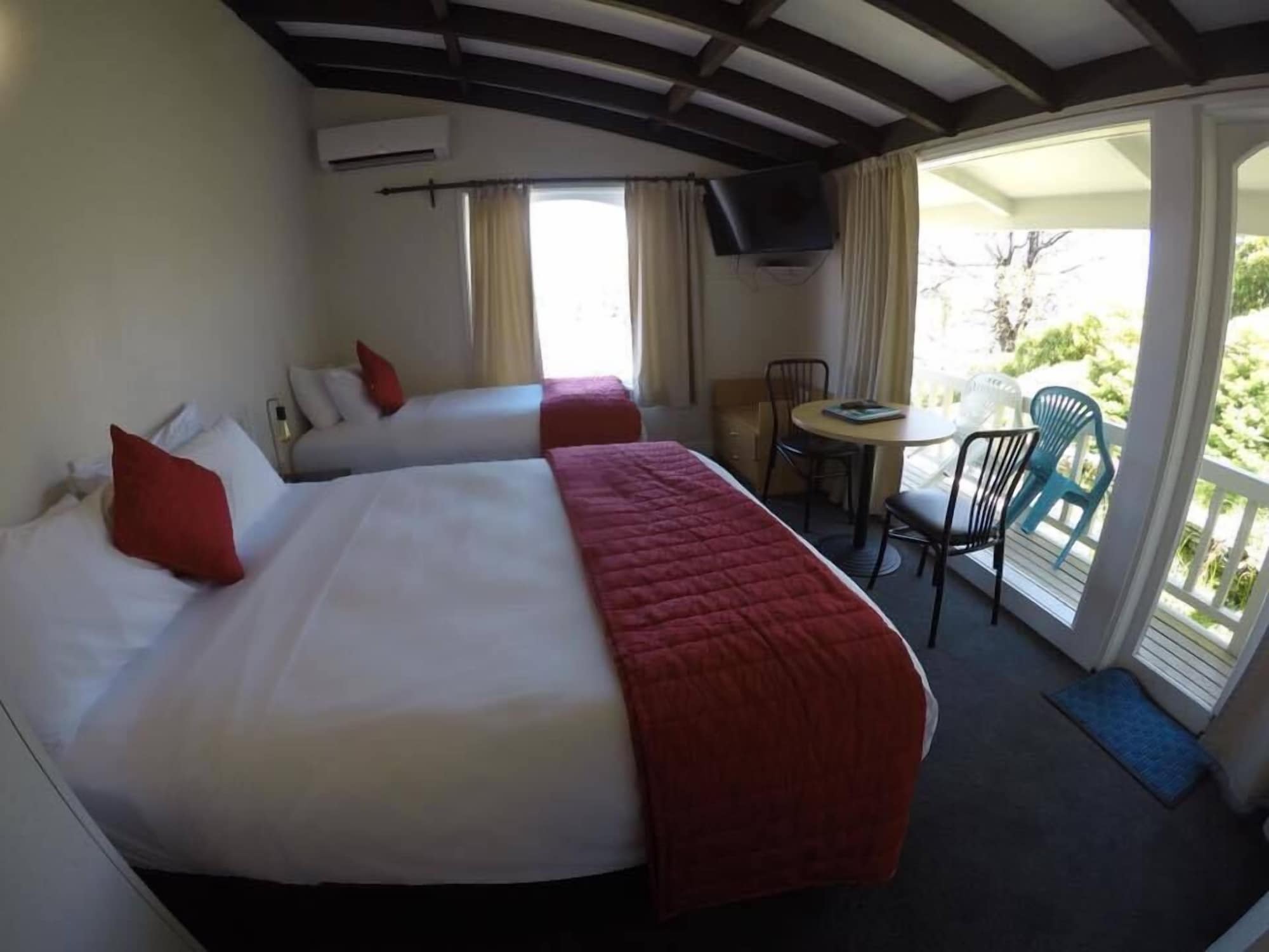 STUDIO, TWIN BEDS