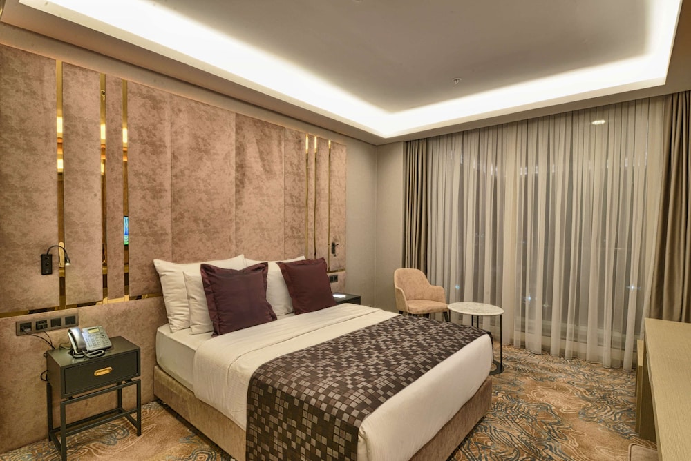 SUPERIOR, DOUBLE BED, BALCONY, ACCESSIBLE