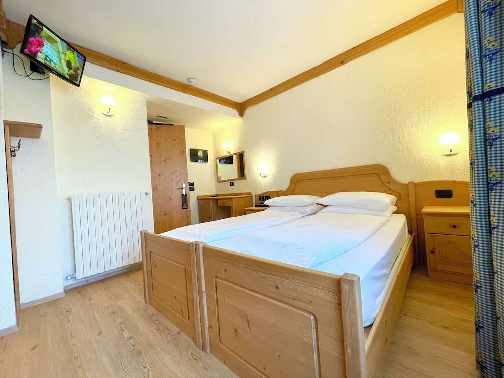 ROOM, DOUBLE OR TWIN BED