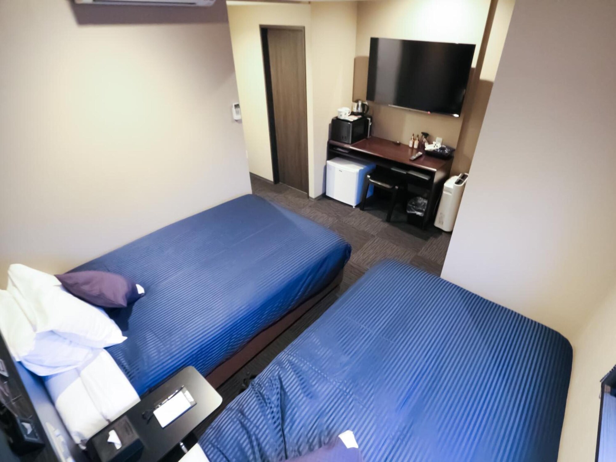 ROOM, TWIN BEDS