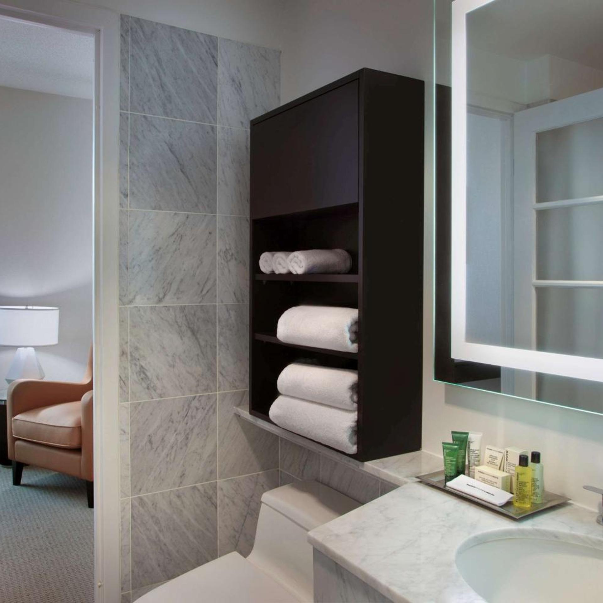 جناح ديلوكس بسرير كينج بغرفة نوم واحدة مع أريكة بمطبخ، Hilton Toronto Markham Suites Conference Centre Spa 4/4