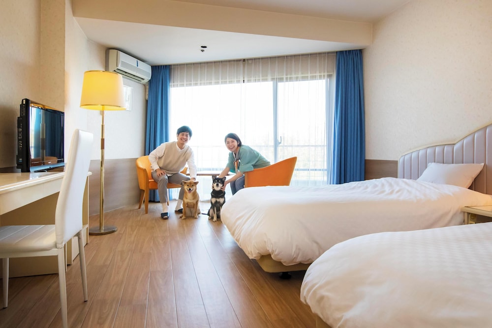 STANDARD, TWIN BEDS, PRIVATE BATHROOM