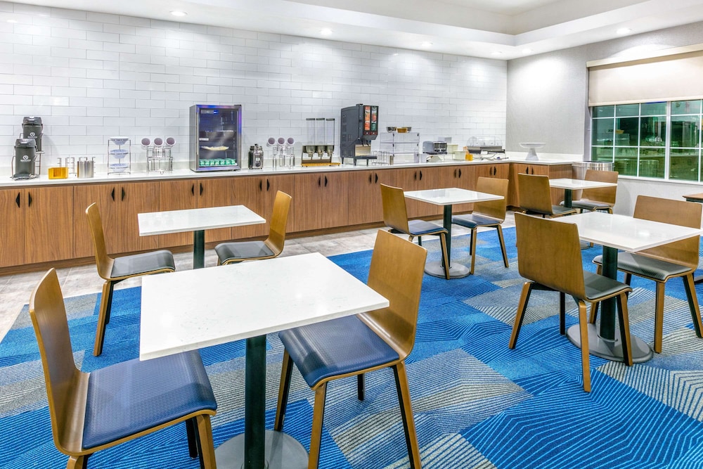 La Quinta Inn Suites Jacksonville 29/34