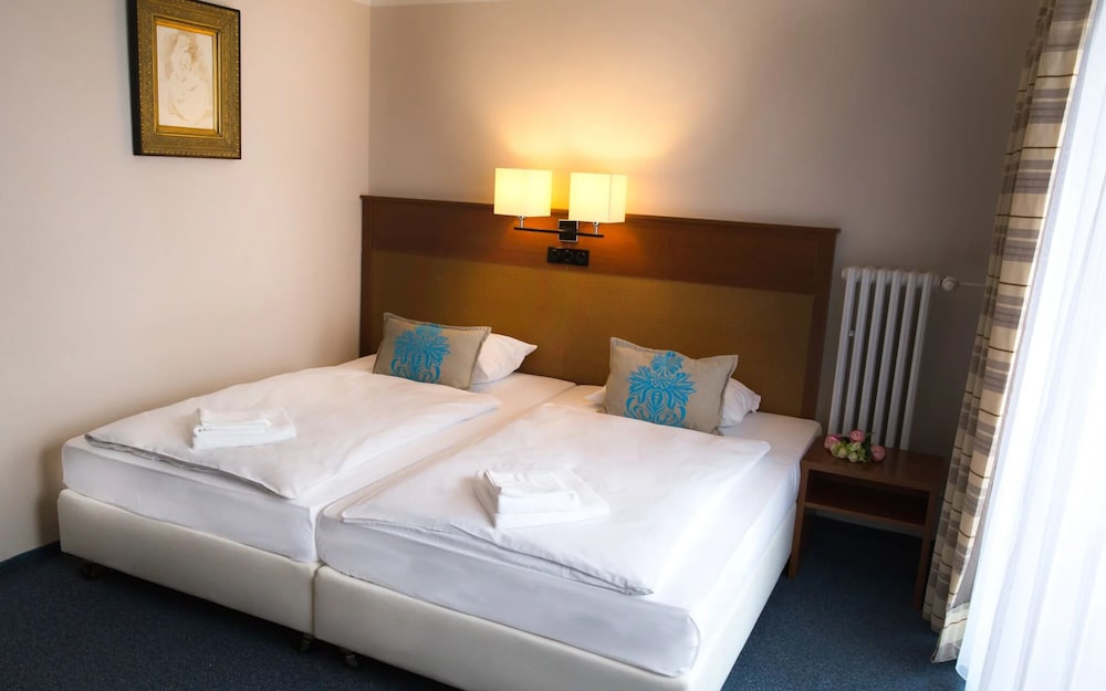 ROOM, DOUBLE OR TWIN BED, BALCONY