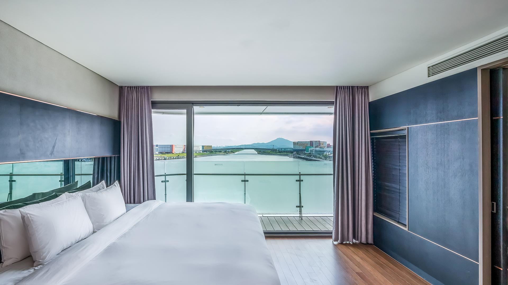 Marina, Suite, King Bed