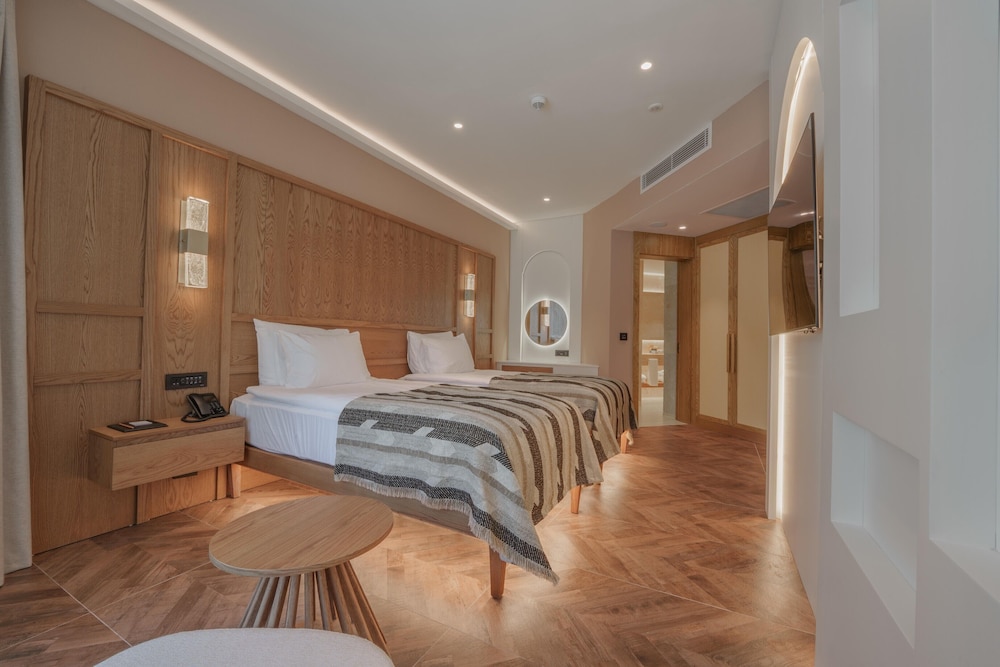 Lake, House, Twin Beds, Sofa, Large