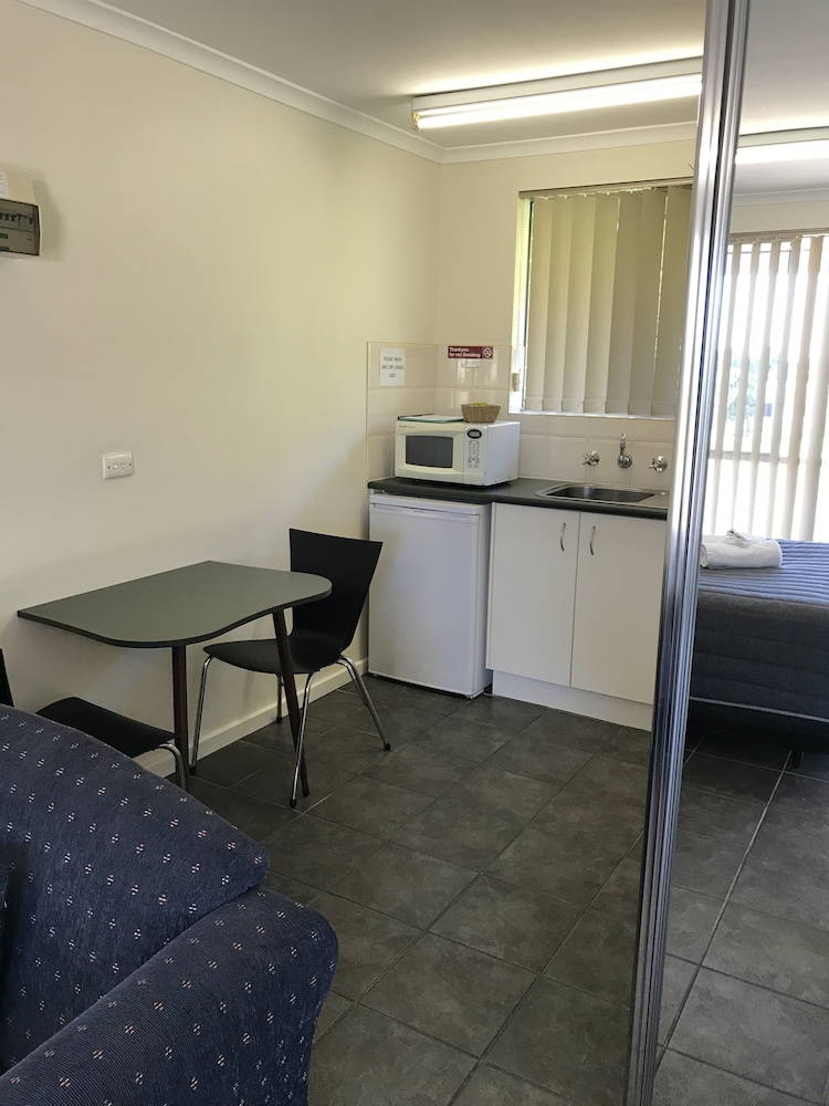 Robetown Motor Inn And Apartments 57/80