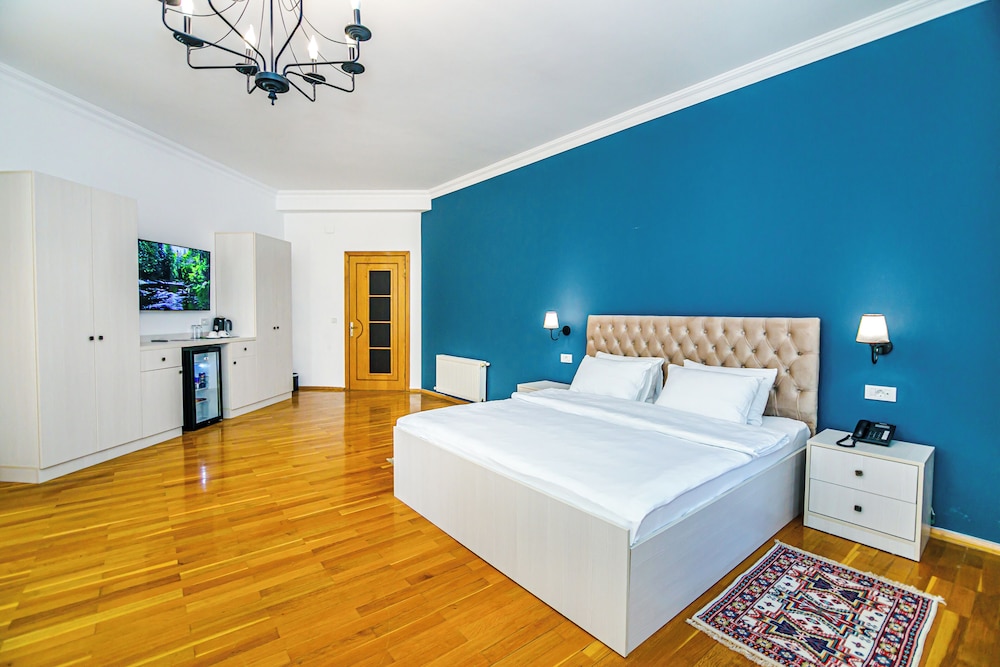 ROOM, KING BED, BALCONY