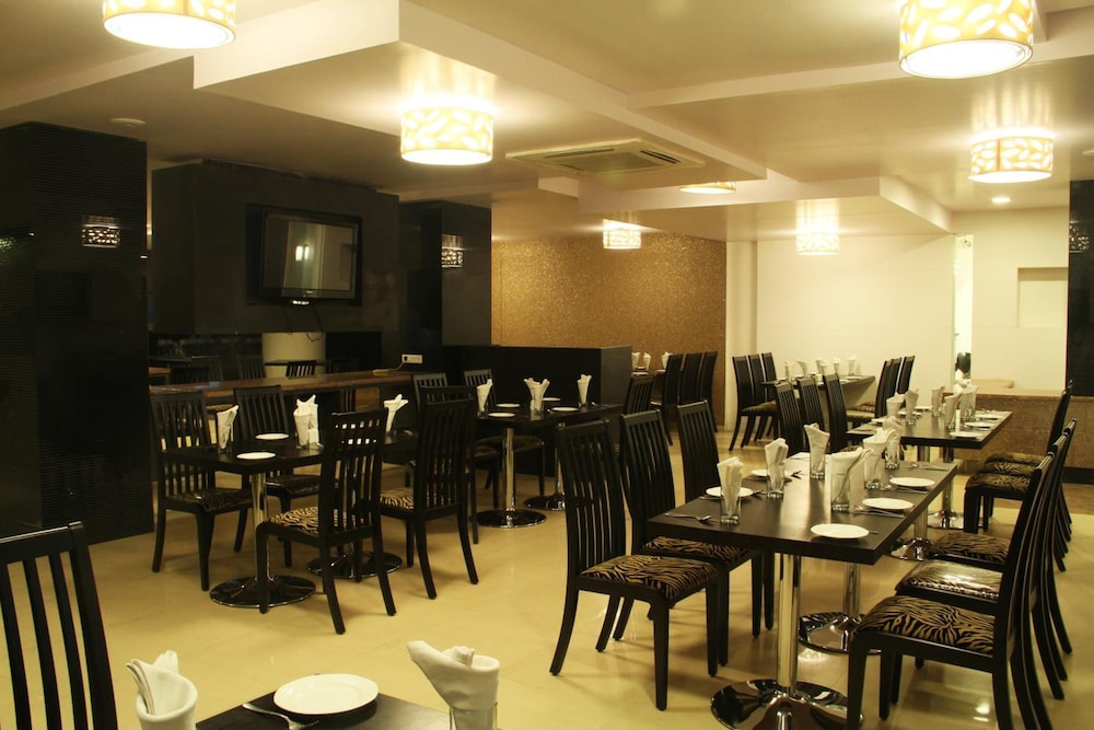 THE MANOR HOTEL 35/49
