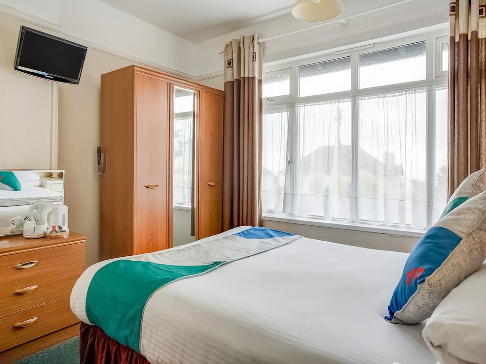 Oyo Godolphin Arms Hotel 33/67
