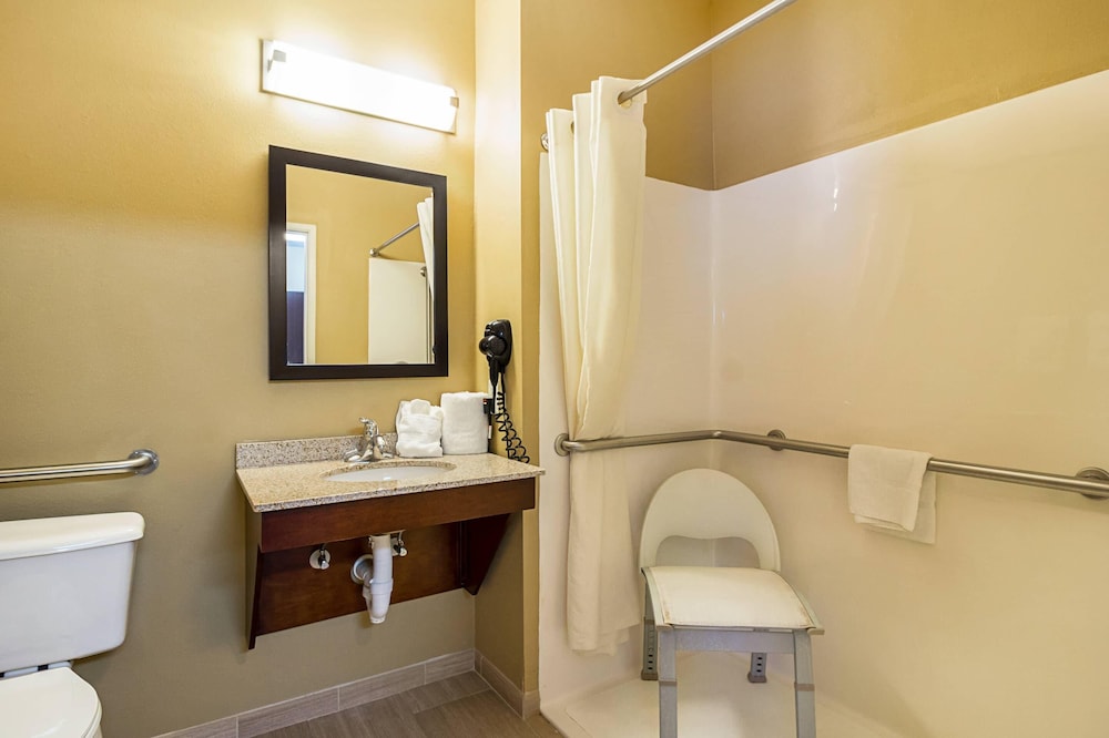 جناح بسرير كينج مع أريكة لذوي الإعاقة، MainStay Suites Fargo - I-94 Medical Center 6/6