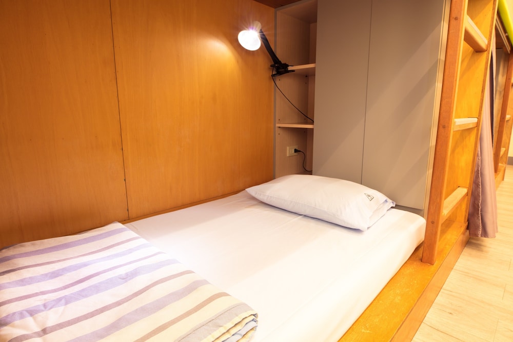 FEMALE DORM, LOW FLOOR
