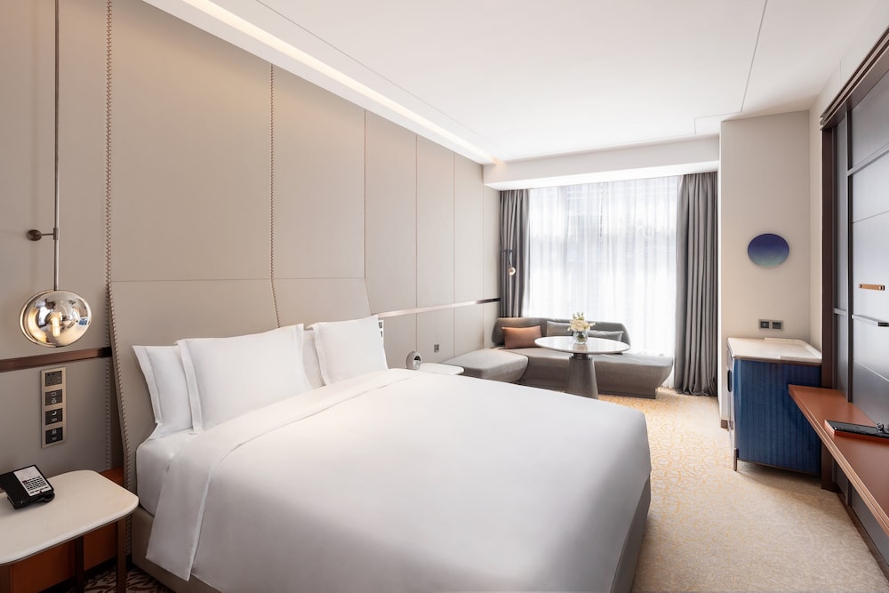 Standard, King Bed, Club Lounge Access