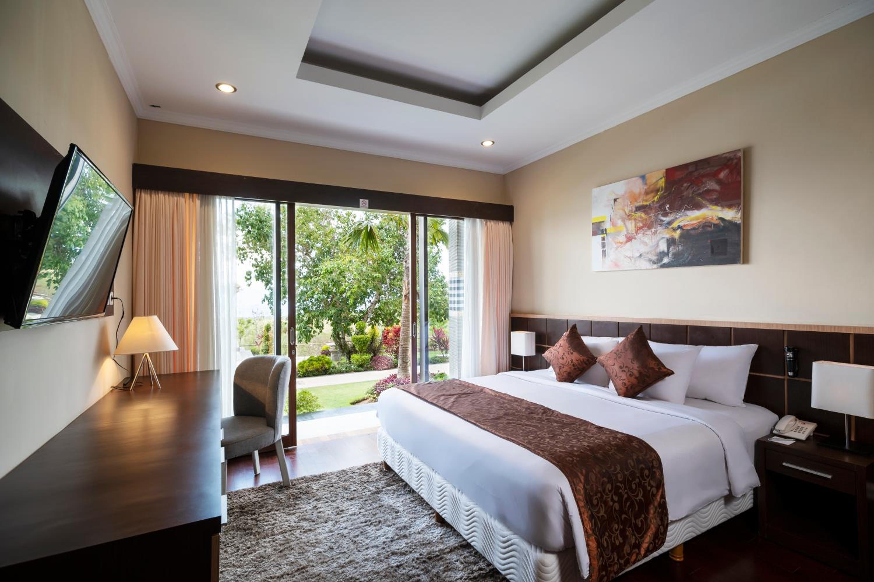 Suite, King Bed, Pool Access