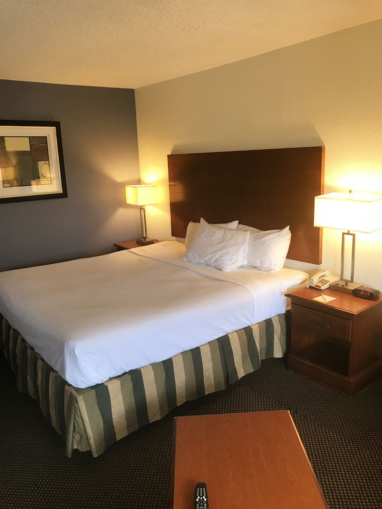 Days Inn & Suites by Wyndham Mobile 16/38