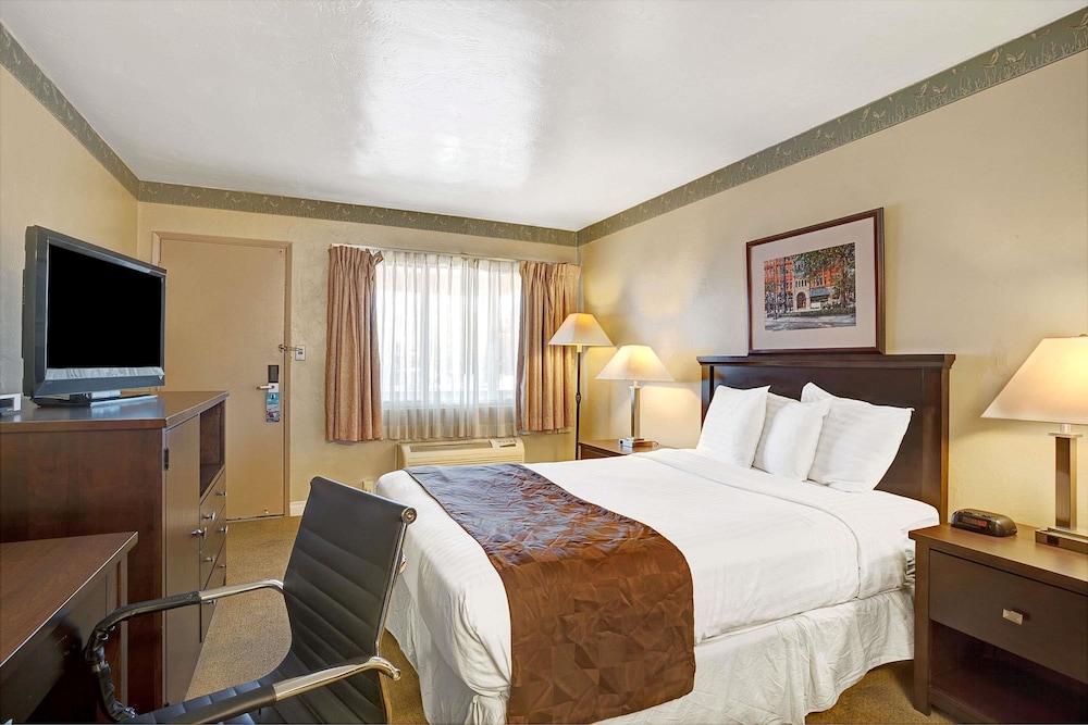 غرفة قياسية بسرير كوين، Travelodge by Wyndham Everett City Center 3/7
