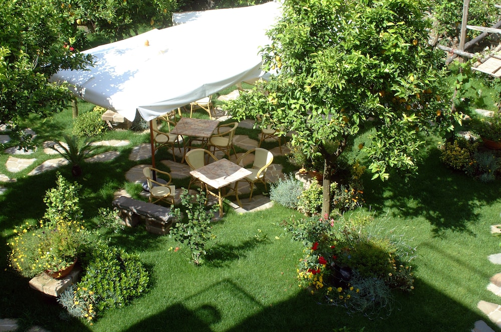 Il Roseto Resort 58/66