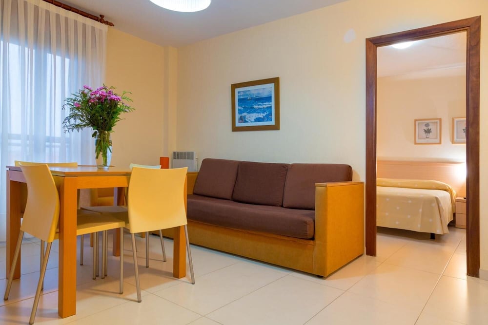 APARTAMENTOS LOS ARCES 37/65