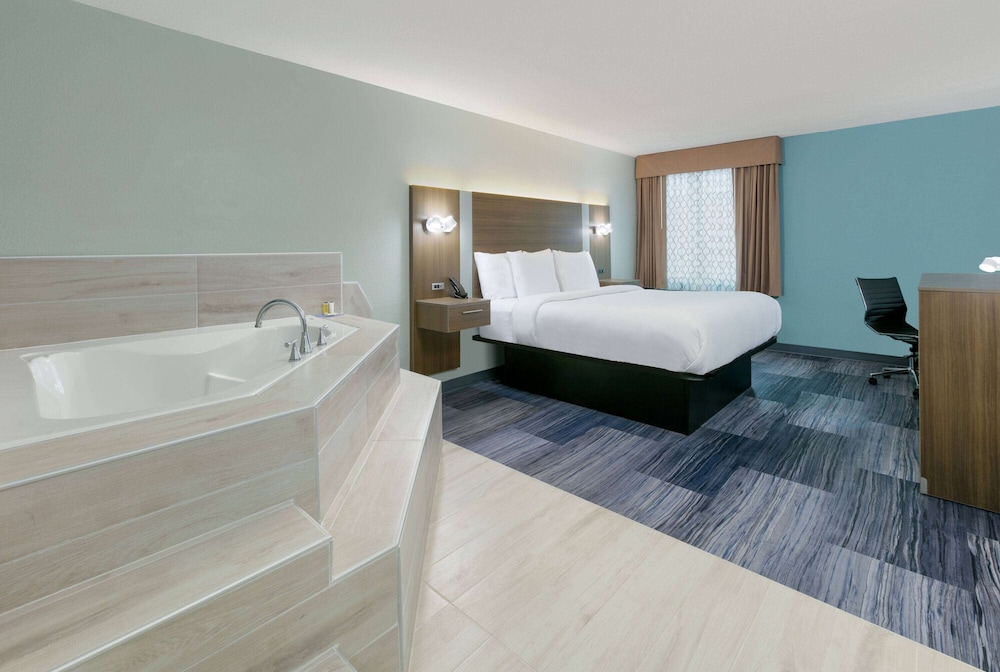 Baymont by Wyndham East Ridge 47/49