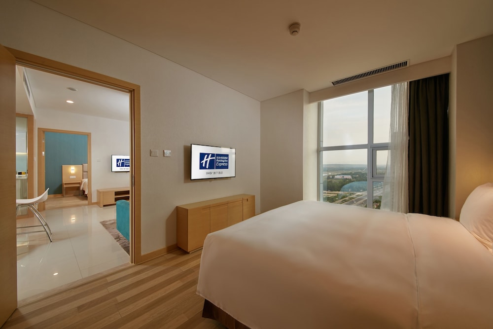 HOLIDAY INN EXPRESS LUOYANG YICHUAN 13/56